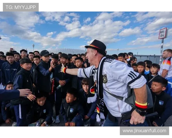 足球明星身着藏服展现独特魅力与文化融合的精彩瞬间